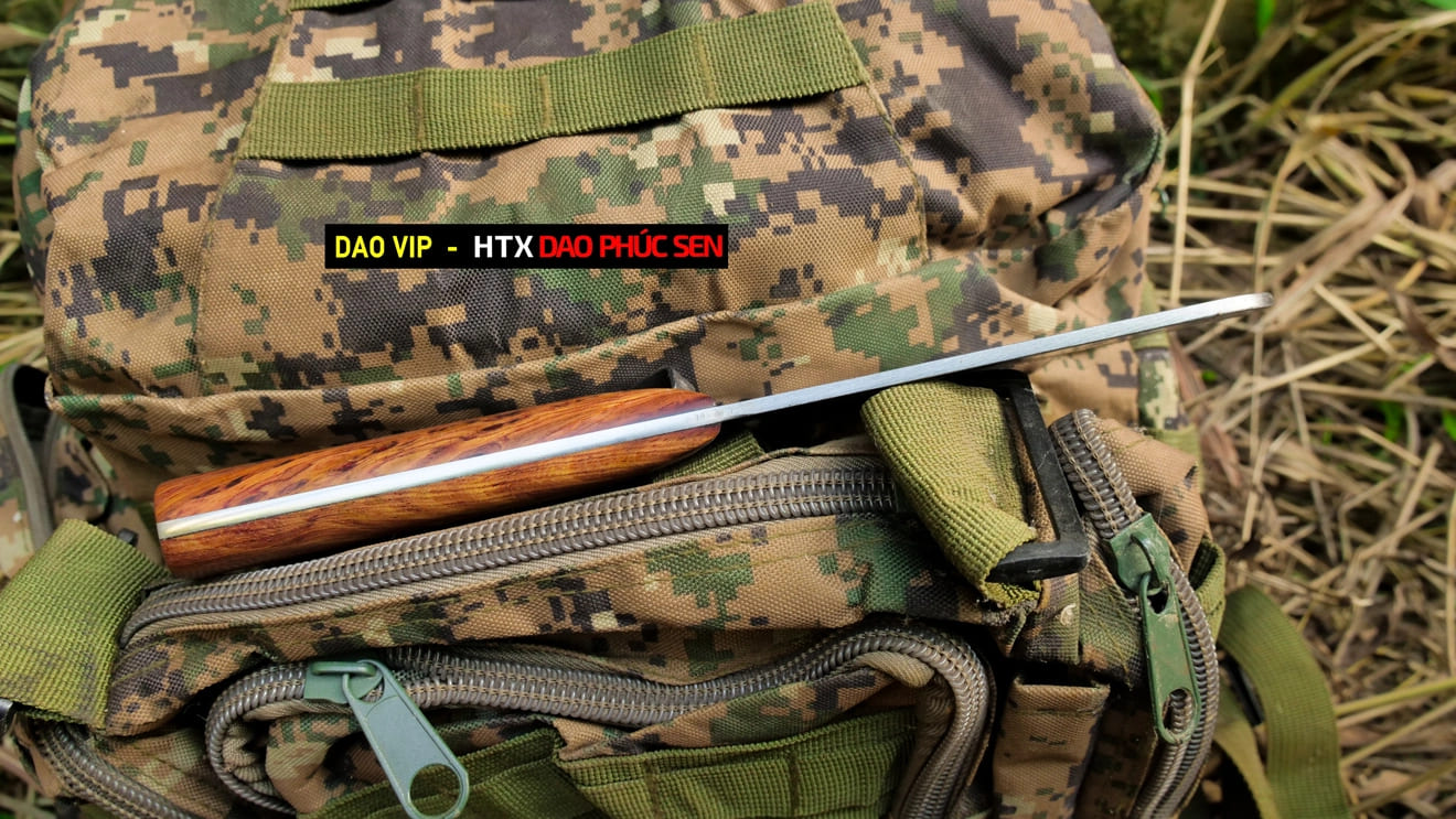 Cán được làm từ gỗ tự nhiên bền bỉ, hạn chế trơn trượt khi thao tác