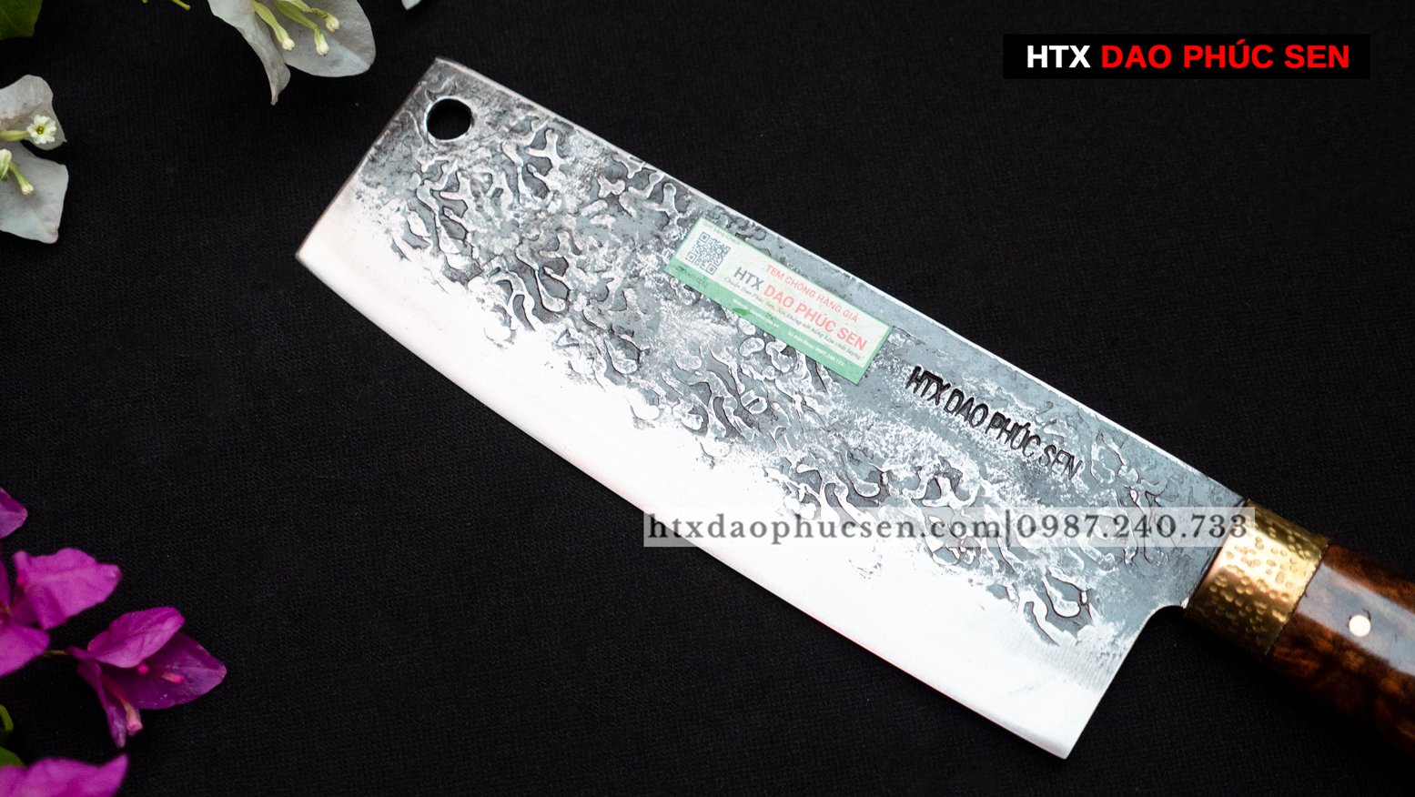 Lưỡi dao được dập hoa văn đẹp mắt