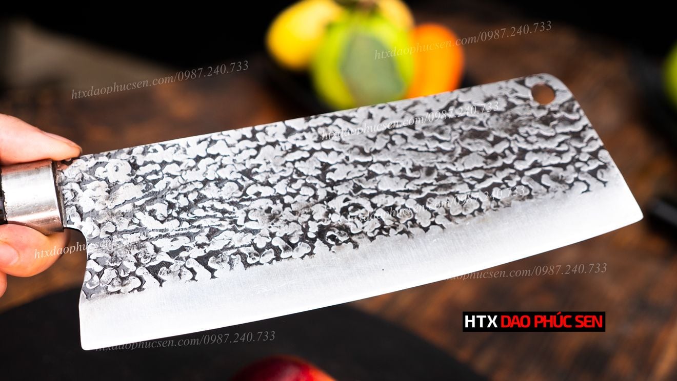 Bề mặt dao được dập hoa văn đẹp mắt