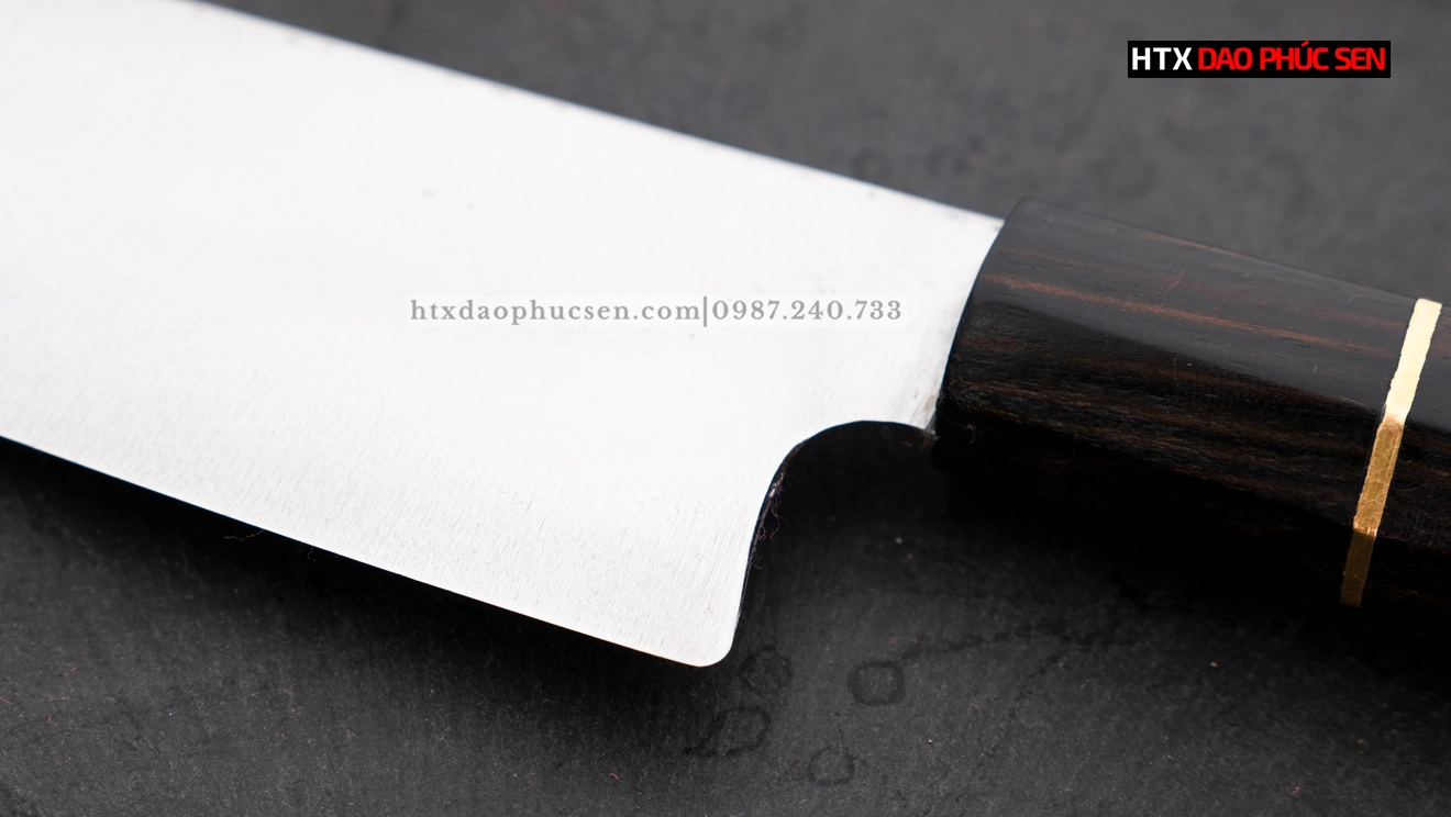 Lưỡi dao được rèn từ thép trắng kháng gỉ tốt