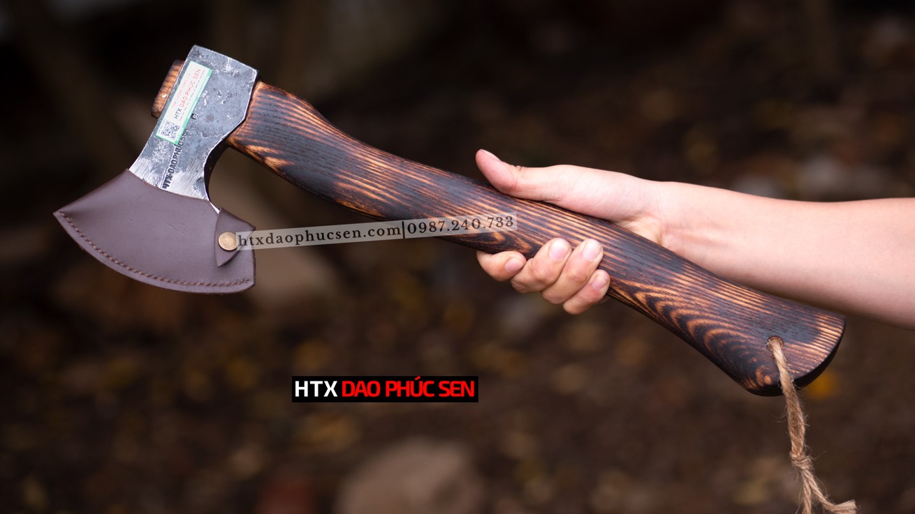 Mỗi chiếc rìu R04TBD đều được rèn thủ công cẩn thận, tỉ mỉ