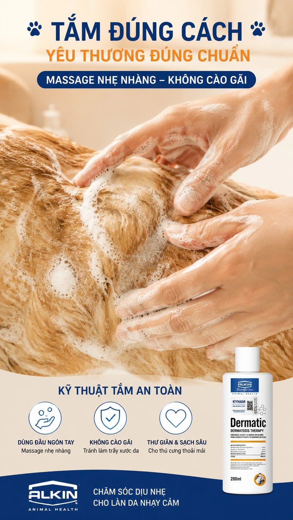 Việc massage nhẹ nhàng bằng phần bụng ngón tay và ủ bọt từ 5-10 phút là bước quan trọng giúp lớp vảy sừng được làm mềm và loại bỏ tự nhiên.