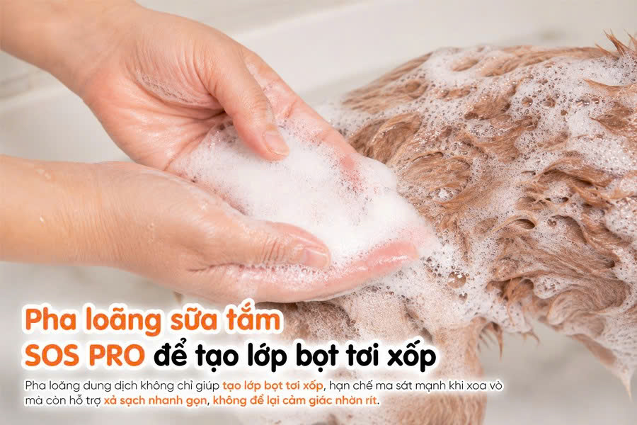 Pha loãng dung dịch không chỉ giúp tạo lớp bọt tơi xốp, hạn chế ma sát mạnh khi xoa vò mà còn hỗ trợ xả sạch nhanh gọn, không để lại cảm giác nhờn rít.