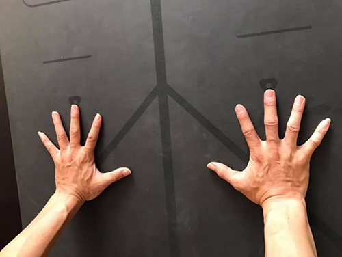 tập với thảm yoga định tuyến 1