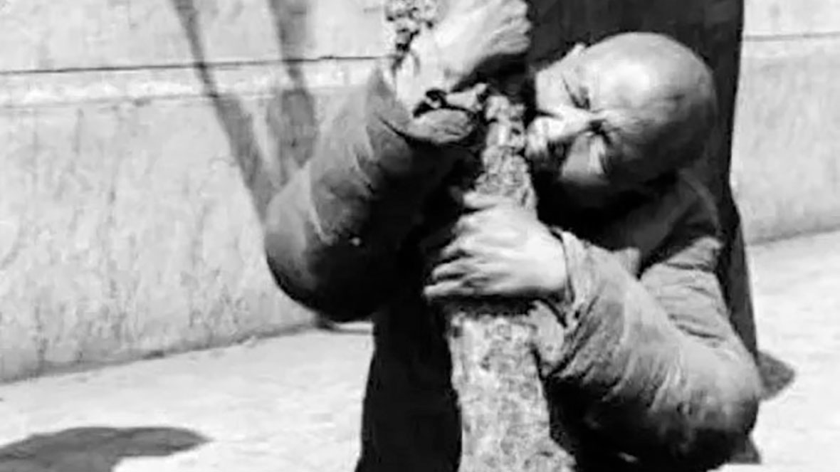 Người dân đói đến mức cái gì cũng ăn.