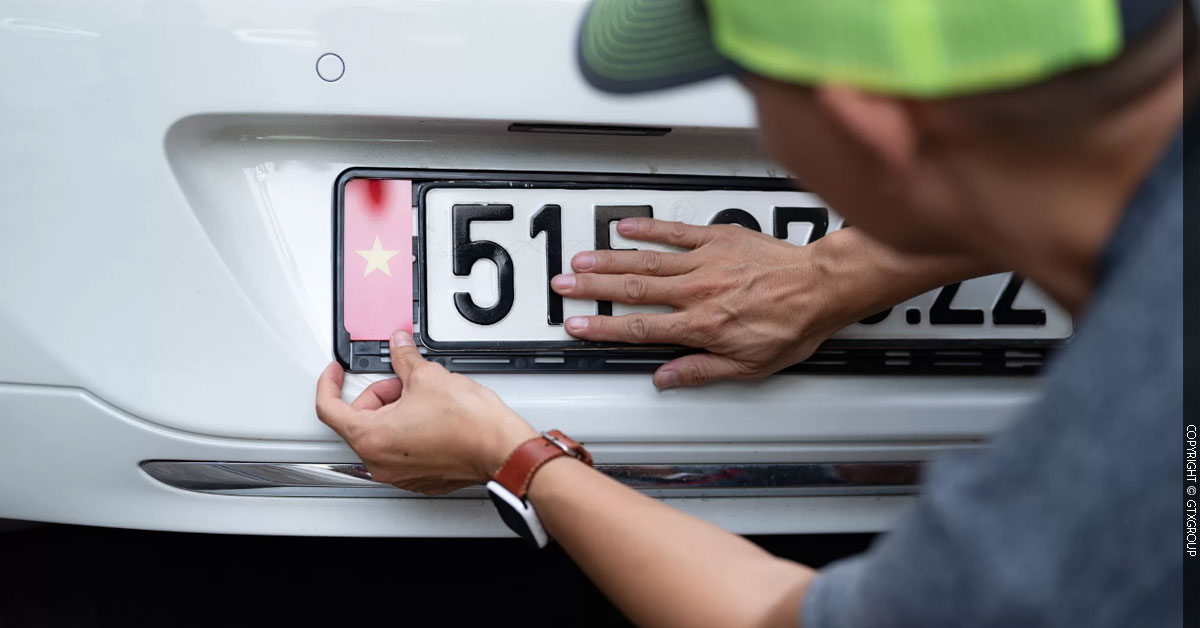 Ép biển số xe để bảo vệ bảng số trước các tác động từ môi trường bên ngoài