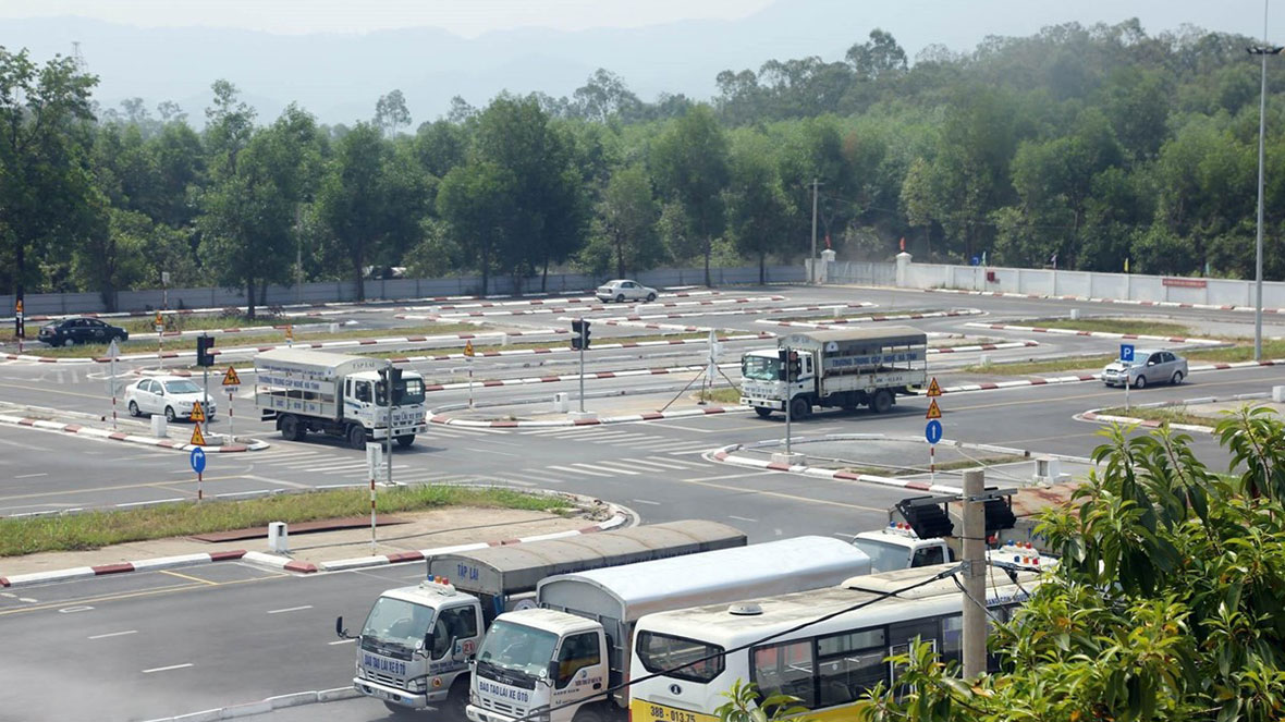 Kể từ ngày 1/1/2020, việc đào tạo và cấp giấy phép lái xe ô tô sẽ có nhiều sự thay đổi so với hiện tại. Ngoài việc tăng mức học phí đào tạo, học viên sẽ phải trải qua những bài kiểm tra về lý thuyết và thực hành phức tạp hơn.