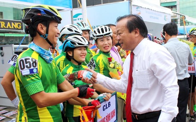 Các vận động viên và thành viên BTC tham quan gian hàng và chụp hình lưu niệm.