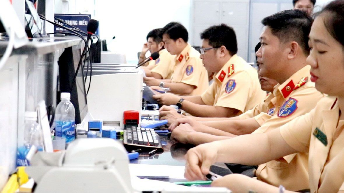 Việc làm thủ tục nộp phạt, lấy xe bị tạm giữ do vi phạm giao thông sẽ gặp khó khăn khi xe không chính chủ