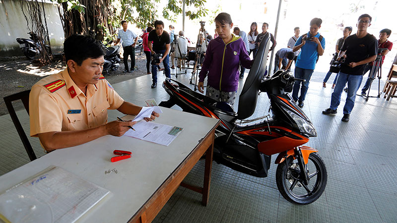 Chủ phương tiện lúc sang tên đổi chủ phải chịu phí trước bạ, phí đổi biển số