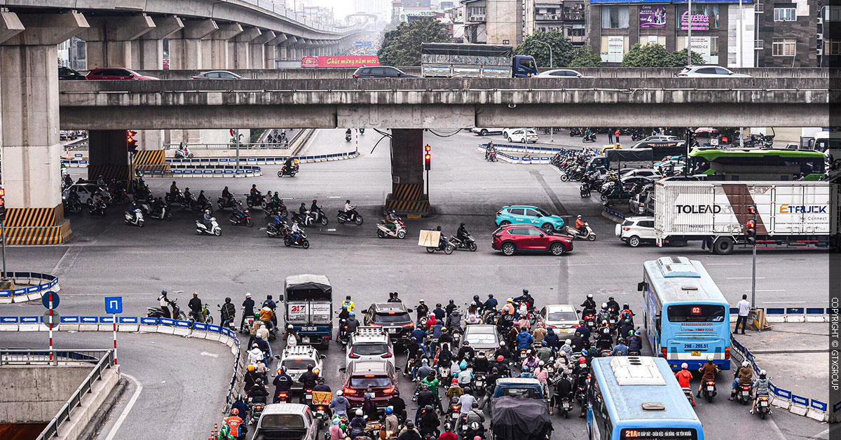 Tình trạng vượt đèn đỏ ở Hà Nội đã giảm đáng kể do mức phạt dành cho hành vi này tăng lên 4-6 triệu đồng với xe máy và 20 triệu đồng đối với ô tô.