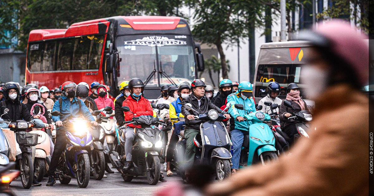 Tại nút giao Tây Sơn - Thái Thịnh, khi đèn tín hiệu giao thông chuyển màu đỏ, các xe dừng hẳn sau vạch kẻ và chỉ di chuyển khi có đèn xanh.