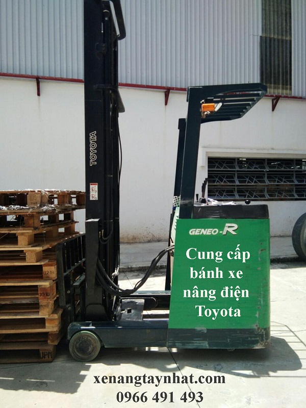 Thay bánh xe nâng điện đứng lái TOYOTA