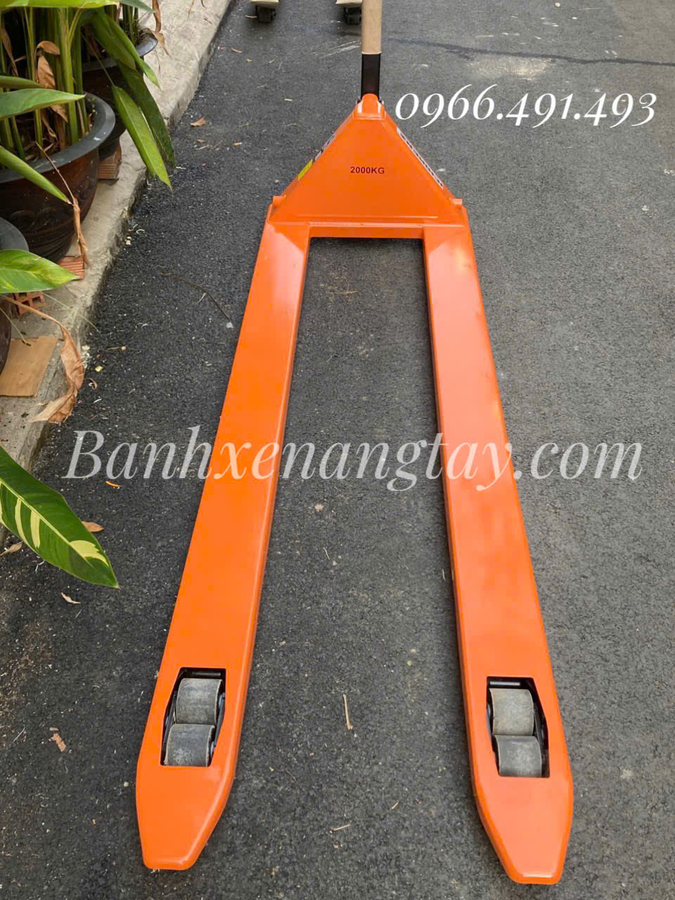 xe nâng tay 2 tấn càng dài 2 met