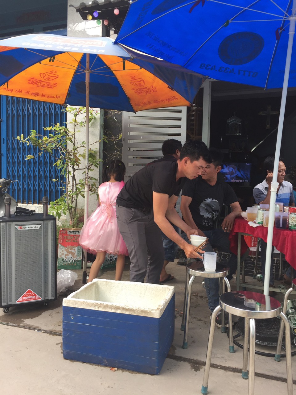 Hình ảnh loa di động 4 tấc, 2 mic không dây cầm tay và tivi 50 in chân cao cho thuê