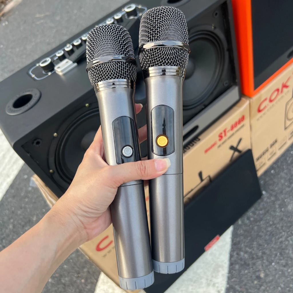 Đi kèm 2 tay micro UHF bắt sóng được 50m