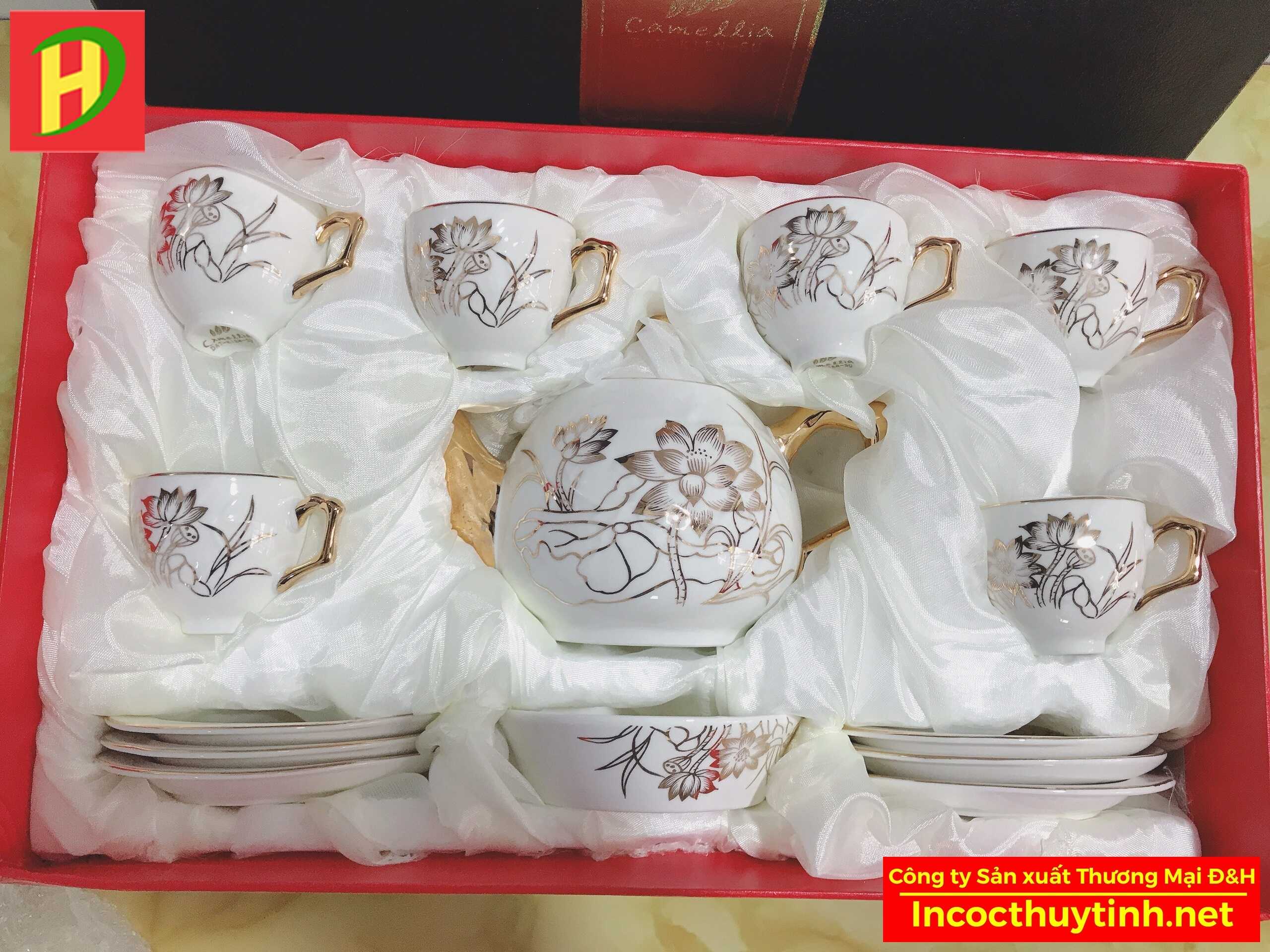 Ấm chén sứ hoa sen sơn mạ vàng tay cầm và miệng vòi ấm - AC02