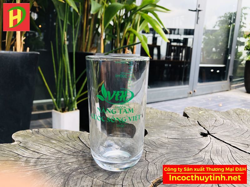 Cốc thủy tinh quán cafe cao