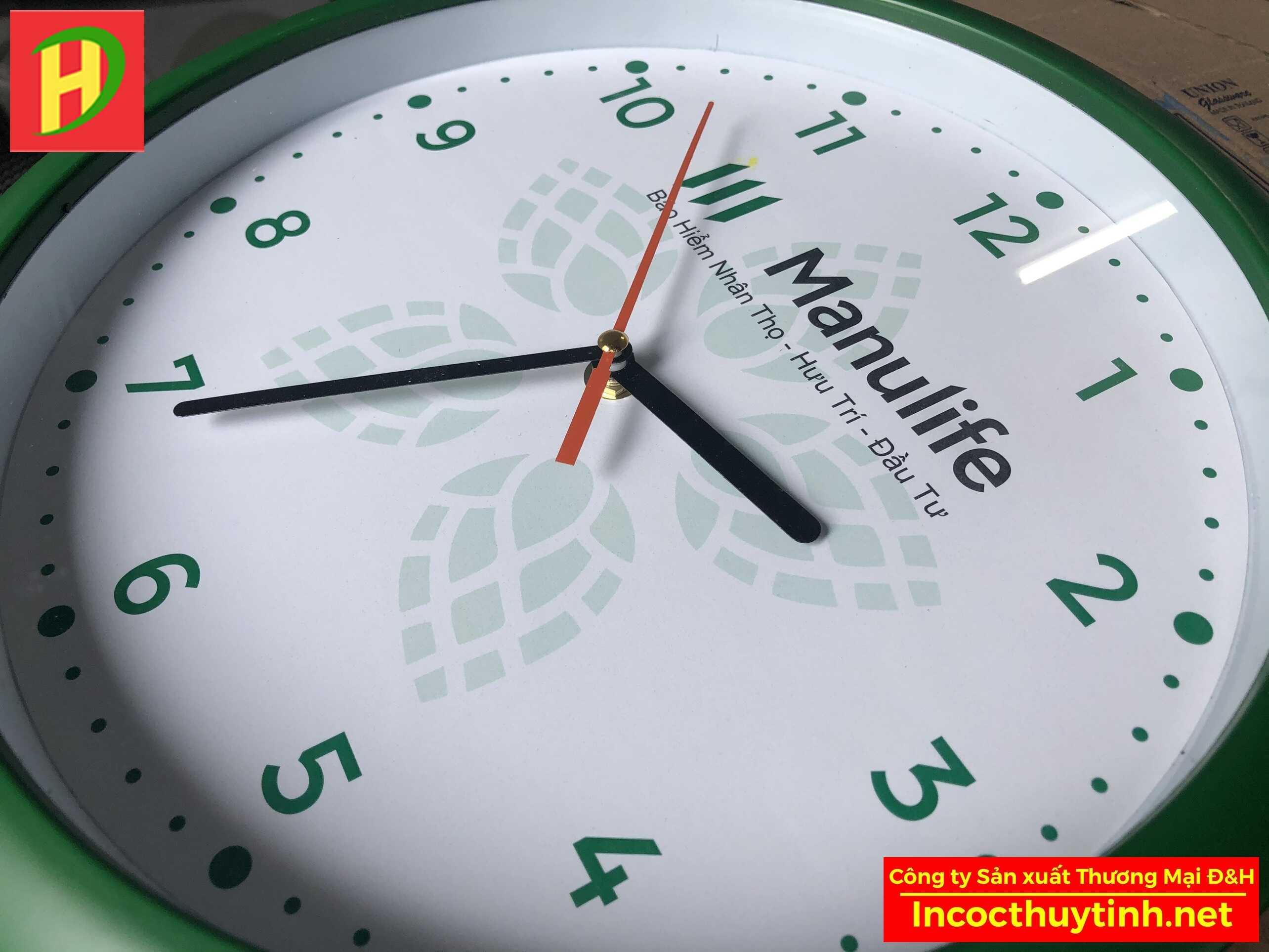 Đồng hồ tròn khung nhựa xanh lá nền mờ DH07