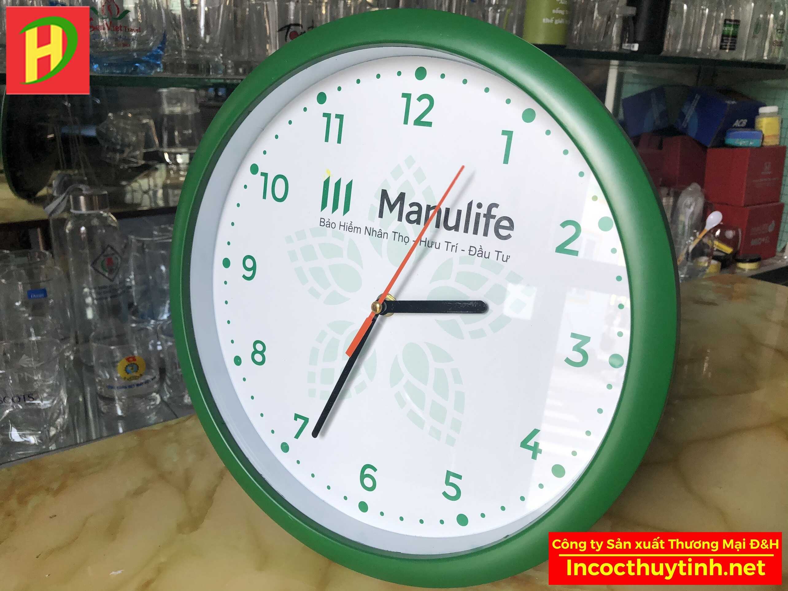Đồng hồ tròn khung nhựa xanh lá nền mờ DH07