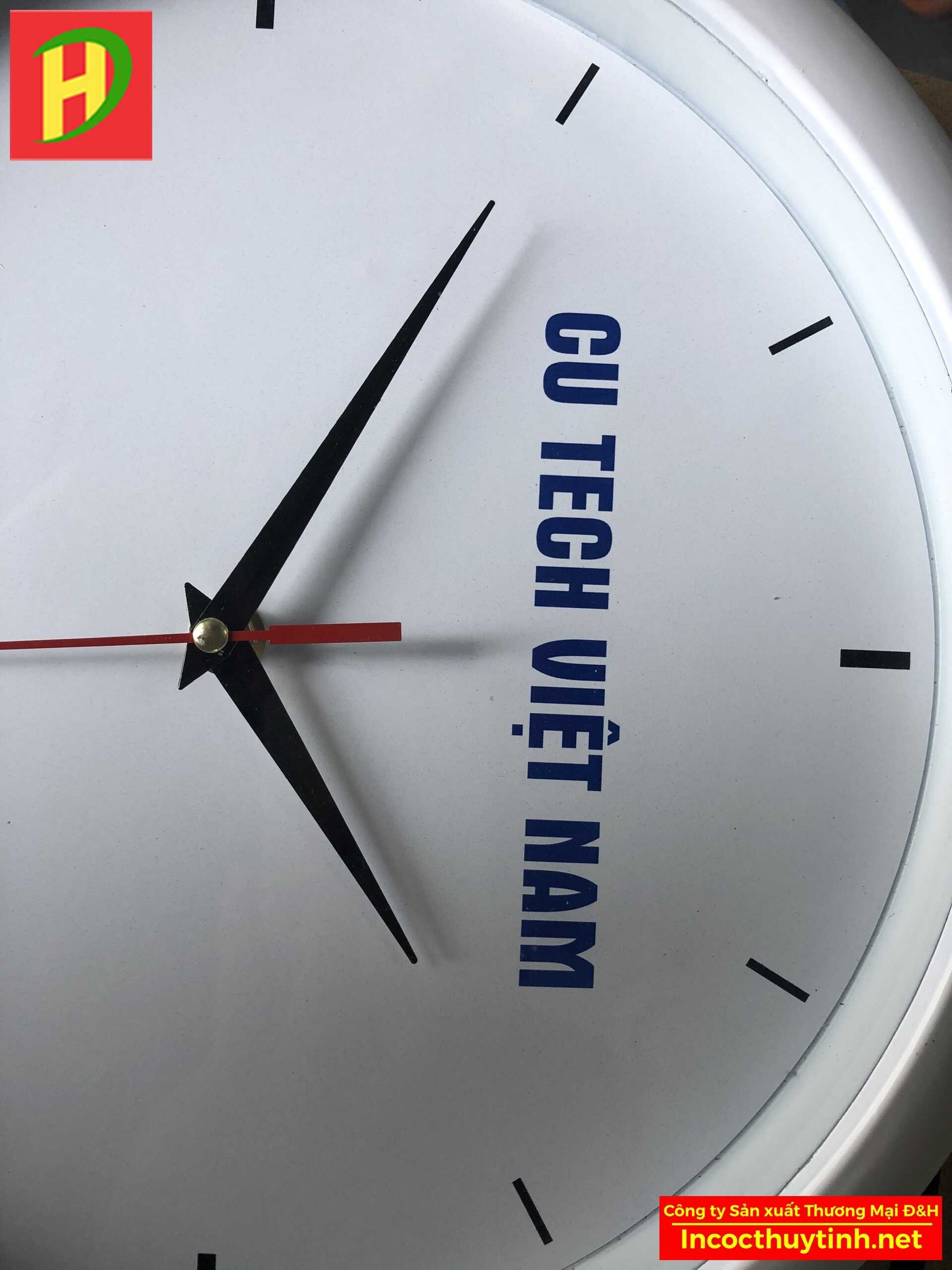 In đồng hồ cao cấp có khung nhựa trắng