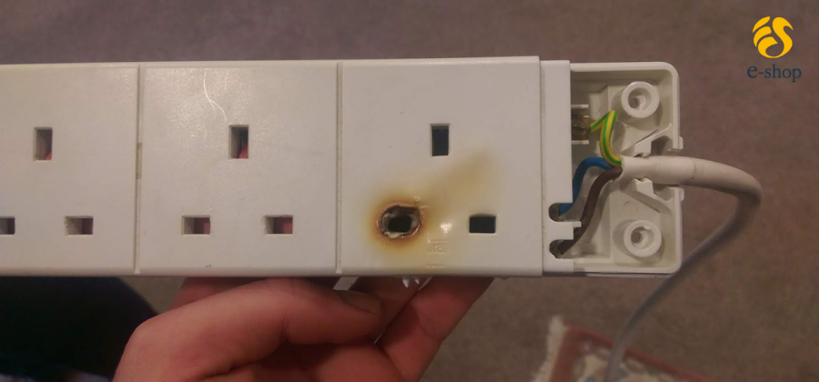 Ổ cắm điện kém chất lượng cháy biến dạng