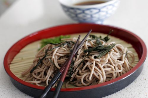 mì soba lạnh đựng ở khay riêng