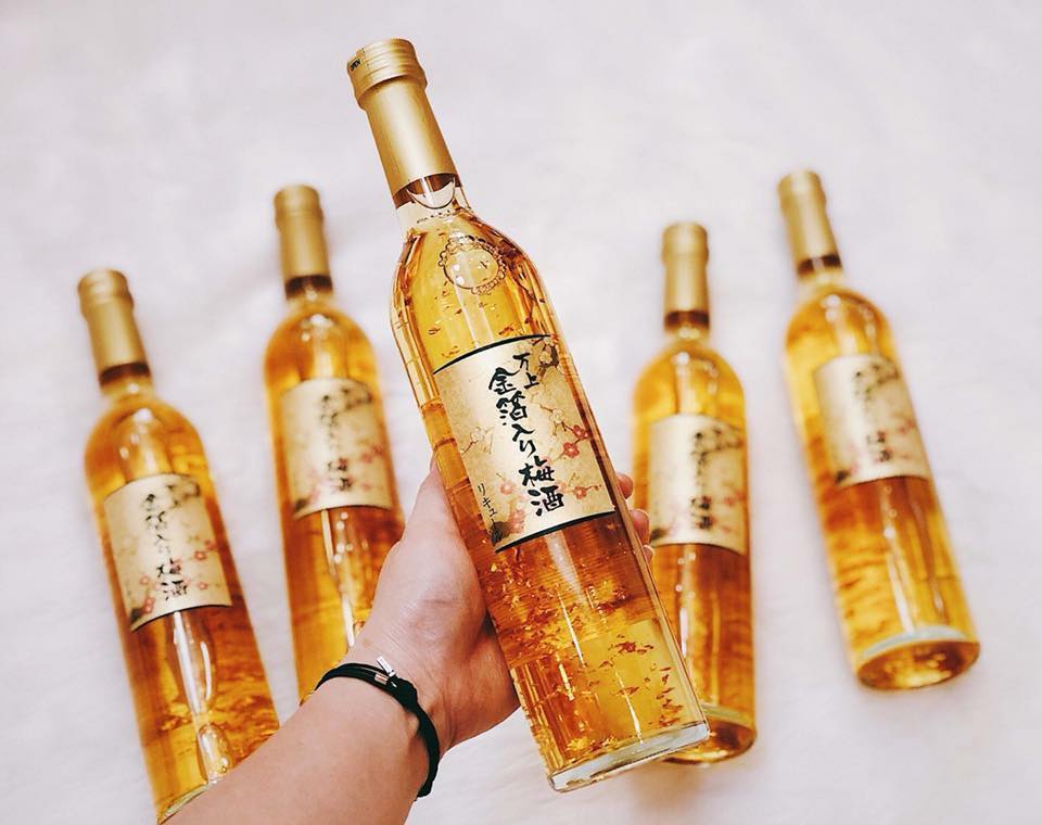 Rượu mơ vảy vàng