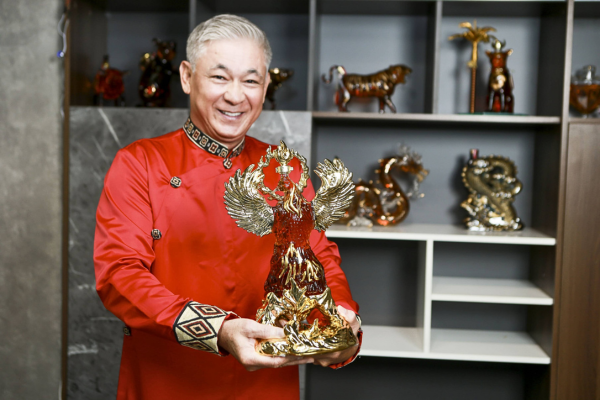 Diễn viên Tùng Yuki lựa chọn Rượu Tết Phượng Hoàng Hướng Dương dành tặng đối tác quan trọng Tết 2024