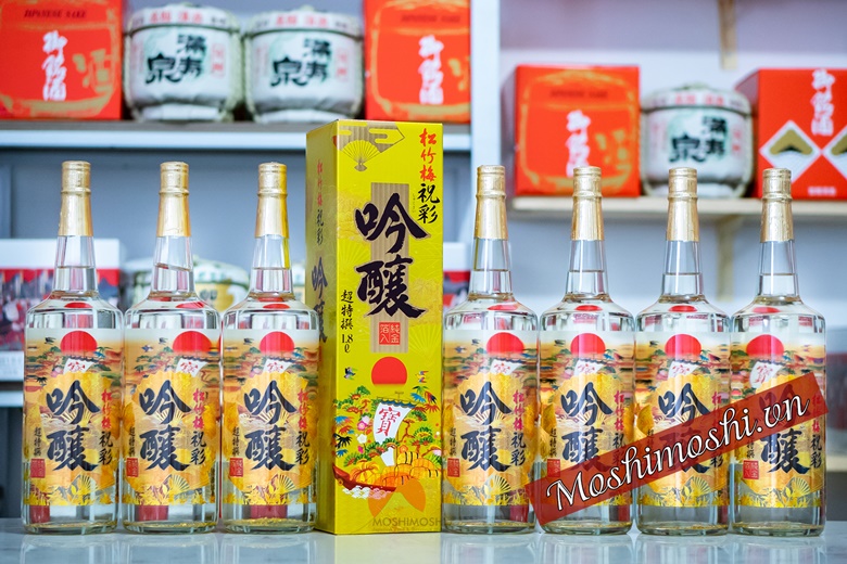 Rượu Sake vẩy vàng Mặt trời đỏ chai 1,8 lít.