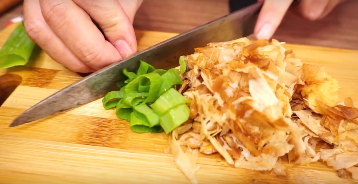 trộn với một ít tương miso, cá bào Hana Katsuo và hành lá