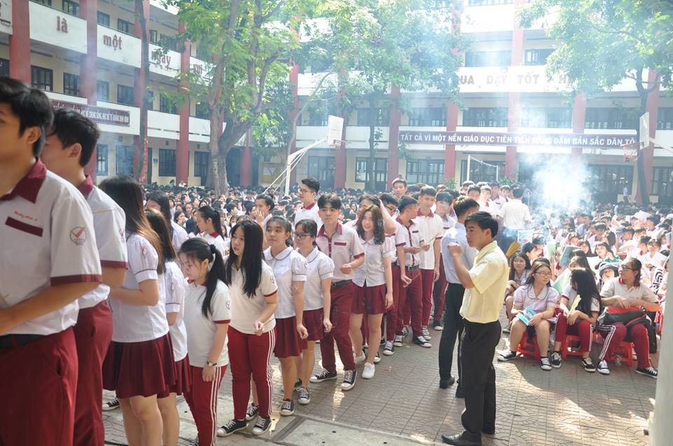 Các em học sinh thắp hương tưởng nhớ vua Hùng