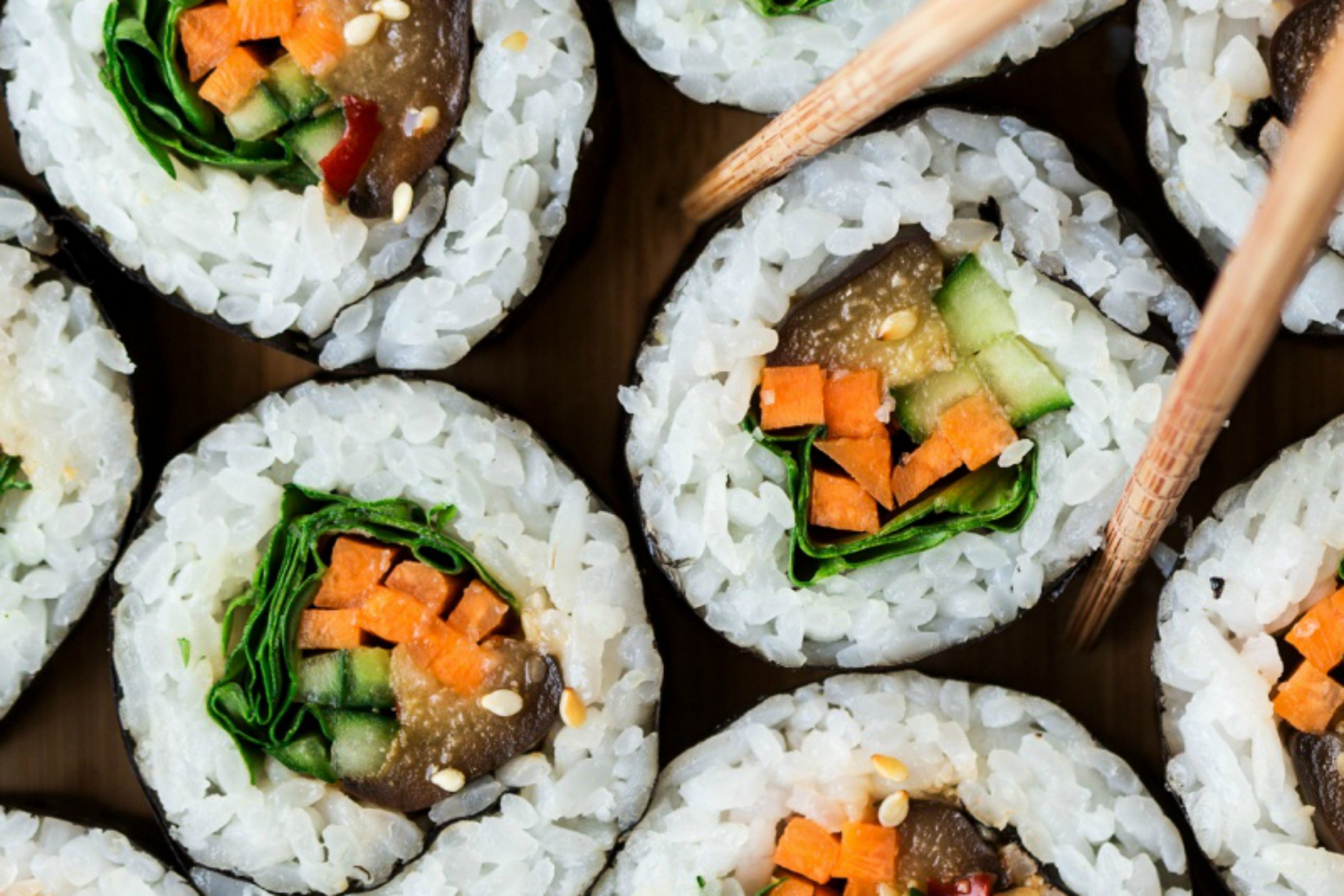 Bật mí cách làm cơm cuộn sushi cực chuẩn, chỉ người Nhật mới biết.