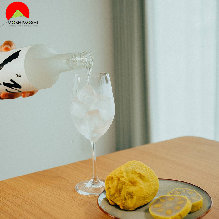 Cách uống rượu shochu Kome Hakutake Shiro 720ml Nhật Bản với đá