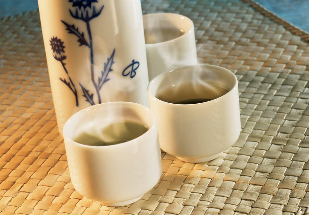 uống rượu sake nóng