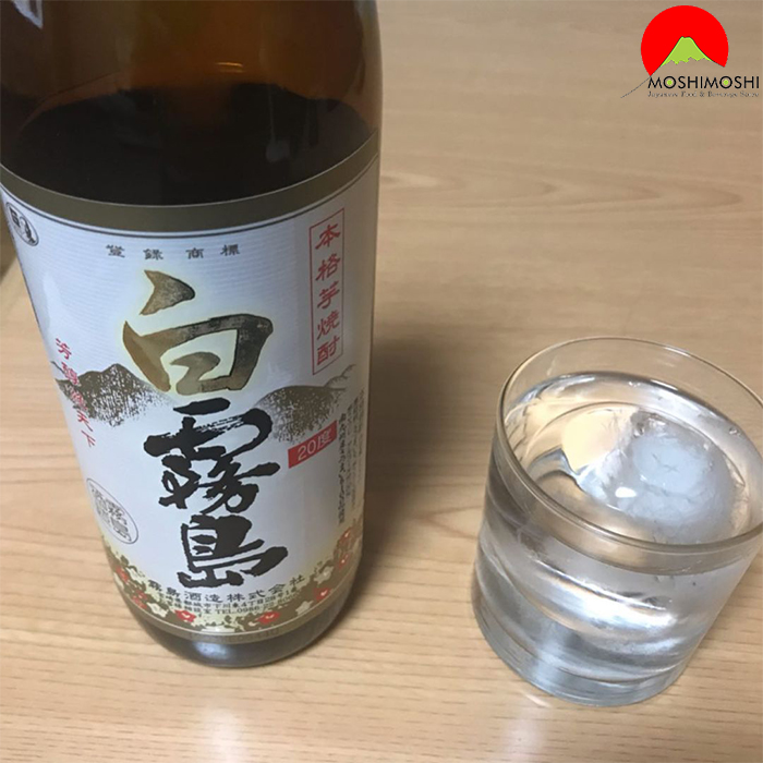 Uống rượu shochu Shiro Kirishima 900ml Nhật Bản với đá lạnh