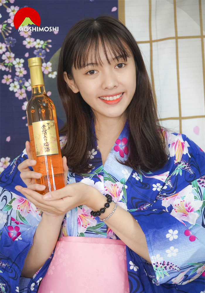 Rượu mơ vảy vàng