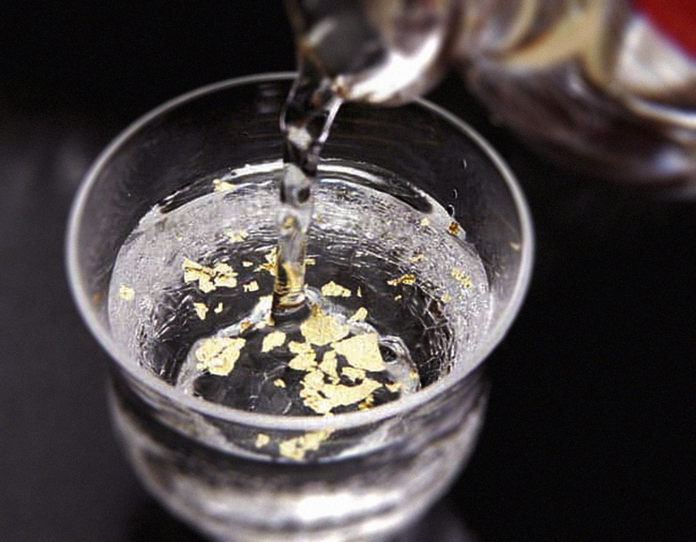 Rượu sake vảy vàng