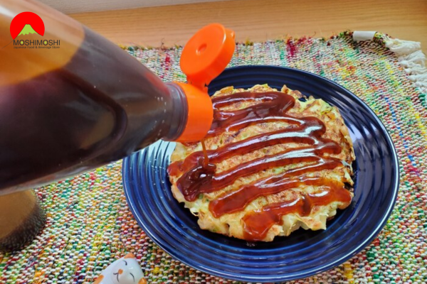 Nước xốt Okonomi rưới lên bánh xèo Okonomiyaki