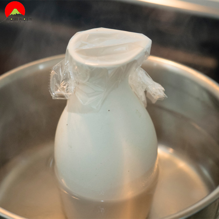 Cách hâm nóng rượu nhật sake trong nước sôi