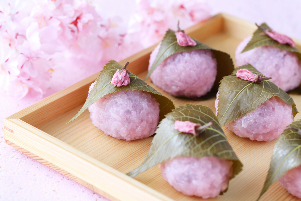 Các món ăn mùa xuân làm từ hoa anh đào ở Nhật Bản.