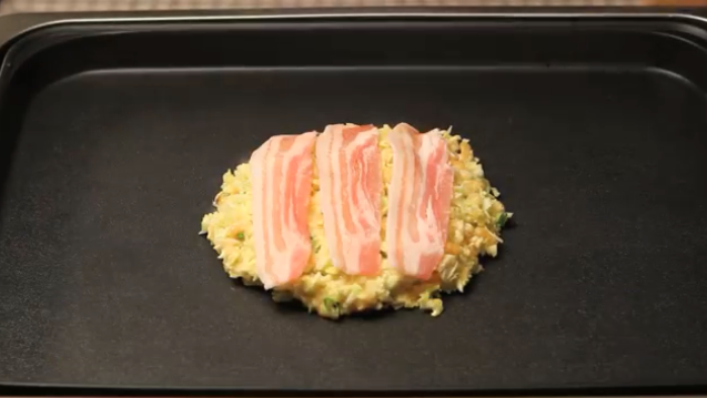 Cho thịt heo lên bánh xèo