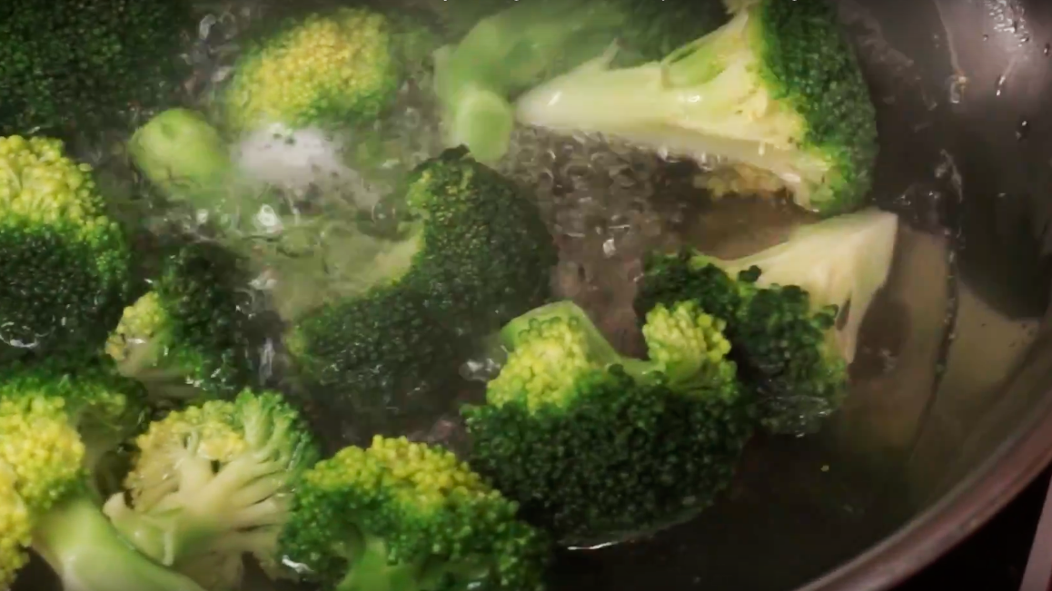 nhúng bông cải sơ qua