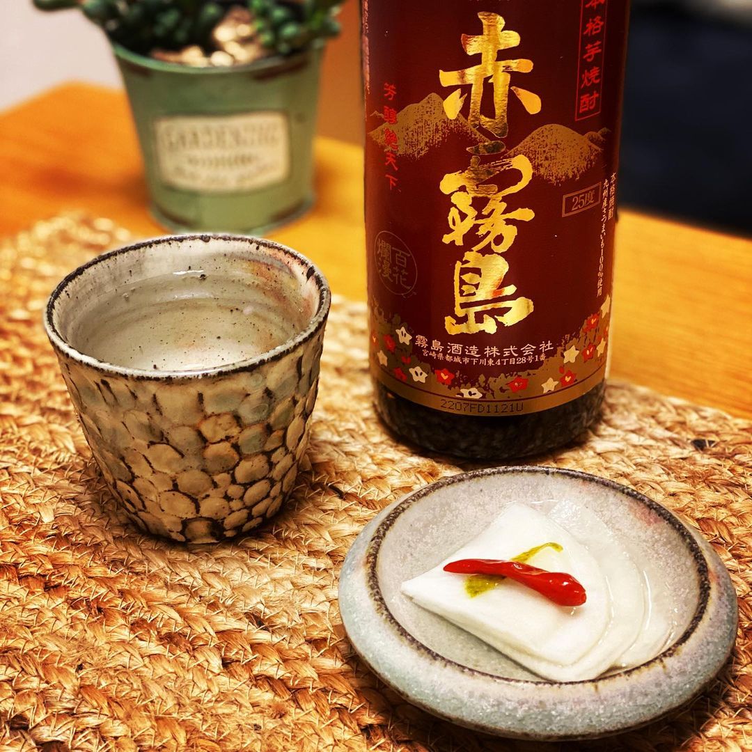 Cách uống rượu Imo Shochu Aka Kirishima Nhật Bản