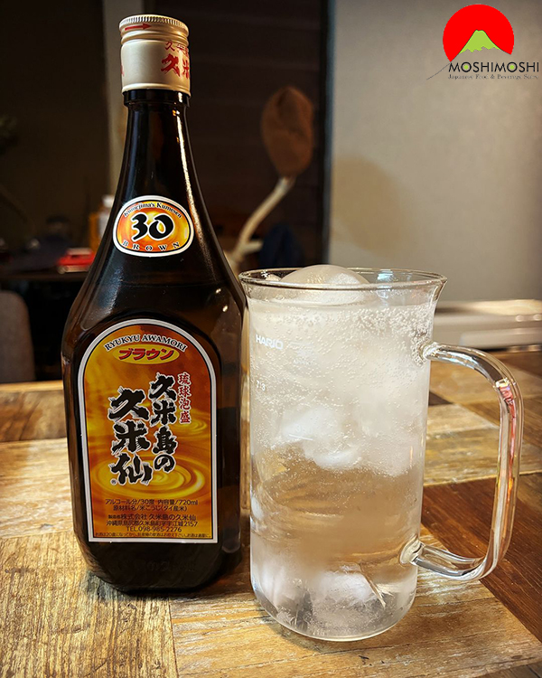 Cách uống rượu shochu Brown Kumesen 720ml Nhật Bản với nước có ga
