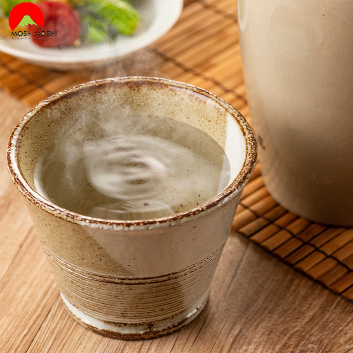 Uống rượu shochu Shiro Kirishima 900ml Nhật Bản với nước nóng