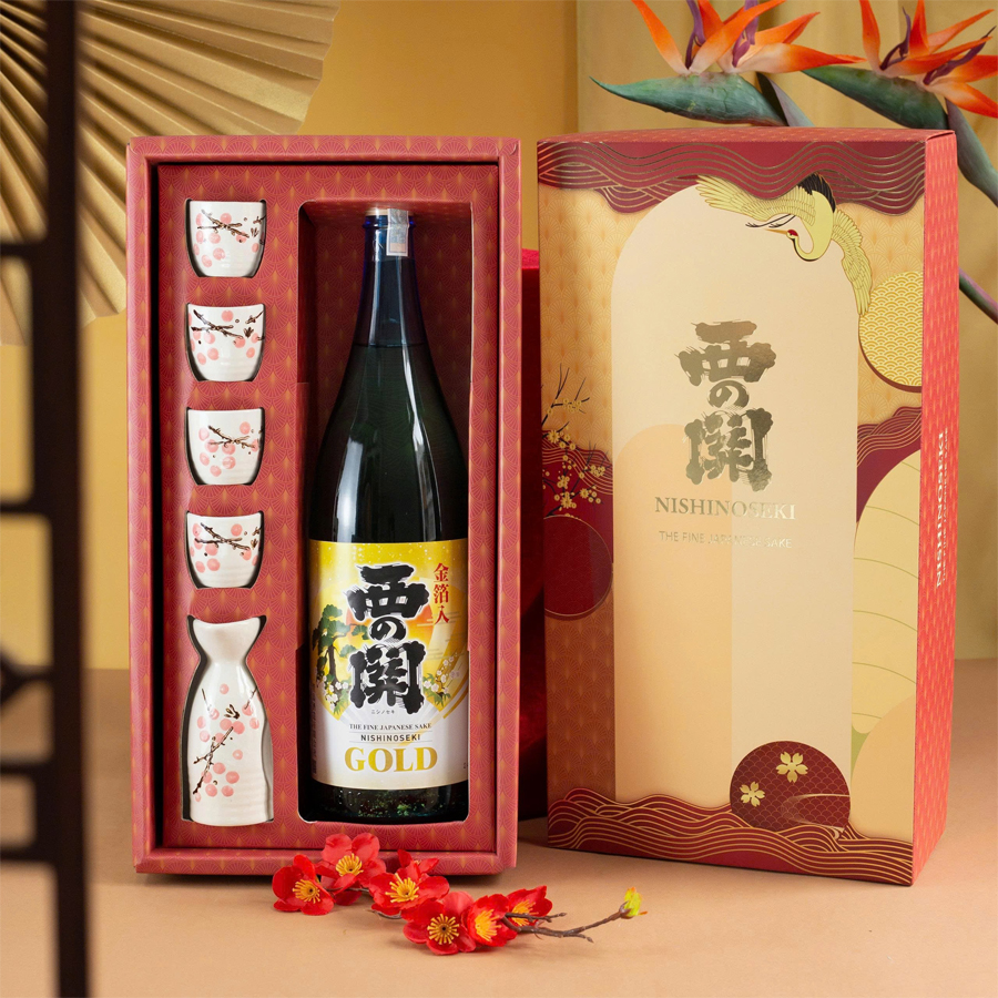 Hộp quà Tết rượu Sake Nishino Seki Gold Leaf vảy vàng 1800ml + bộ ly