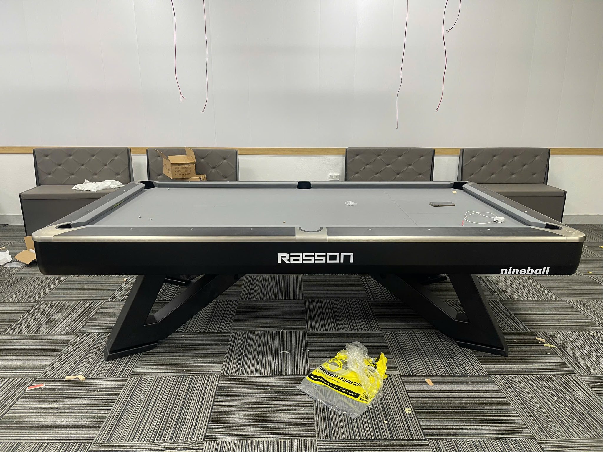 Alt: Bàn bi-a lỗ giá rẻ, mẫu phổ thông, lắp đặt nhanh trong 24 giờ, phù hợp mở quán bida nhỏ.