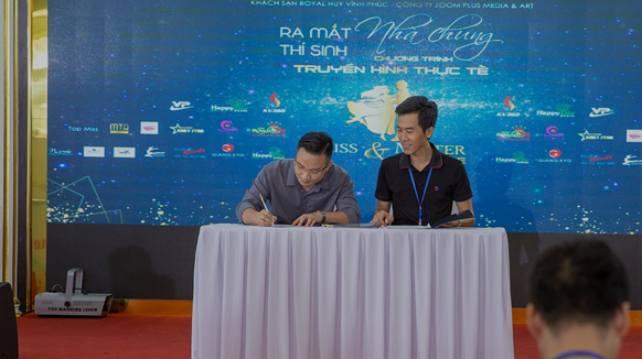 Ông Hoàng Văn Thượng – Tổng giám đốc Công ty Zoomplus Art & Media, ký kết hợp đồng hợp tác với Đạo diễn Huy Lio đánh dấu sự đồng hành trong chương trình Miss and Mister Future.