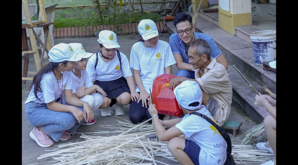 Ekip đã có hơn 10 ngày đồng hồng hành ghi hình cùng các thí sinh nhí vô cùng đáng yêu. Suốt chặng đường của chương trình, MC, diễn viên Chí Nhân luôn là người đồng hành, truyền lửa cho các thí sinh.